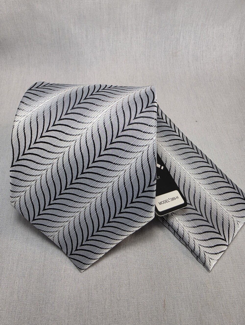 NWT Silver/ White Tie with Black Leaf-Stripe Pattern With Pocket Square